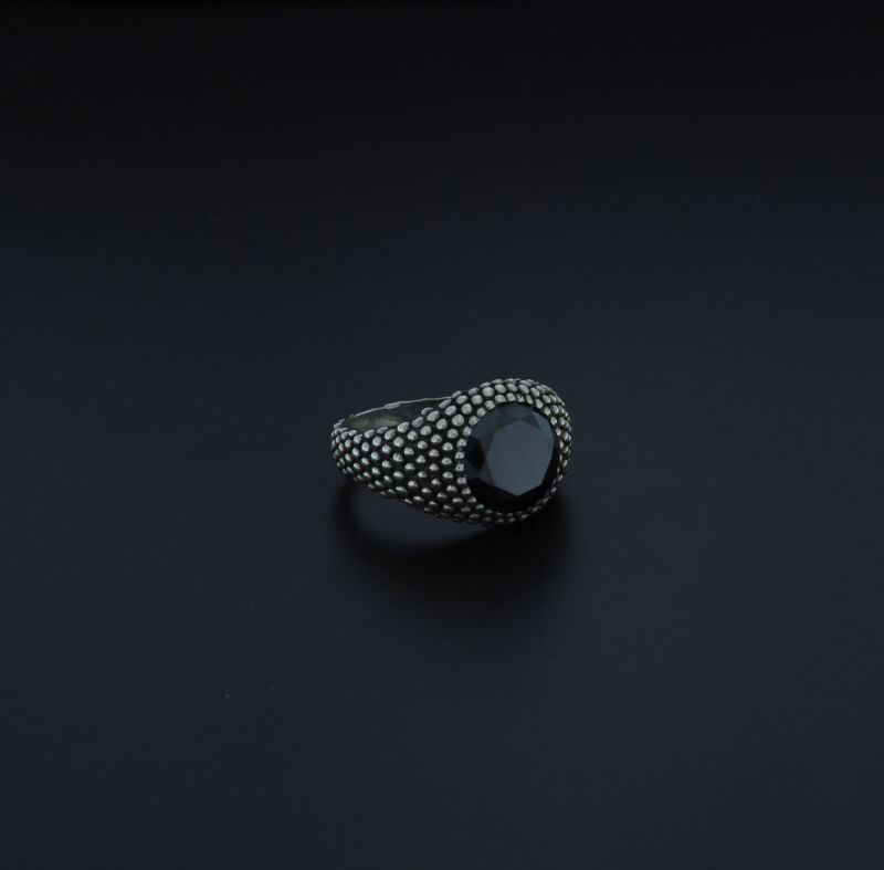 Anello con onice sfaccettato
