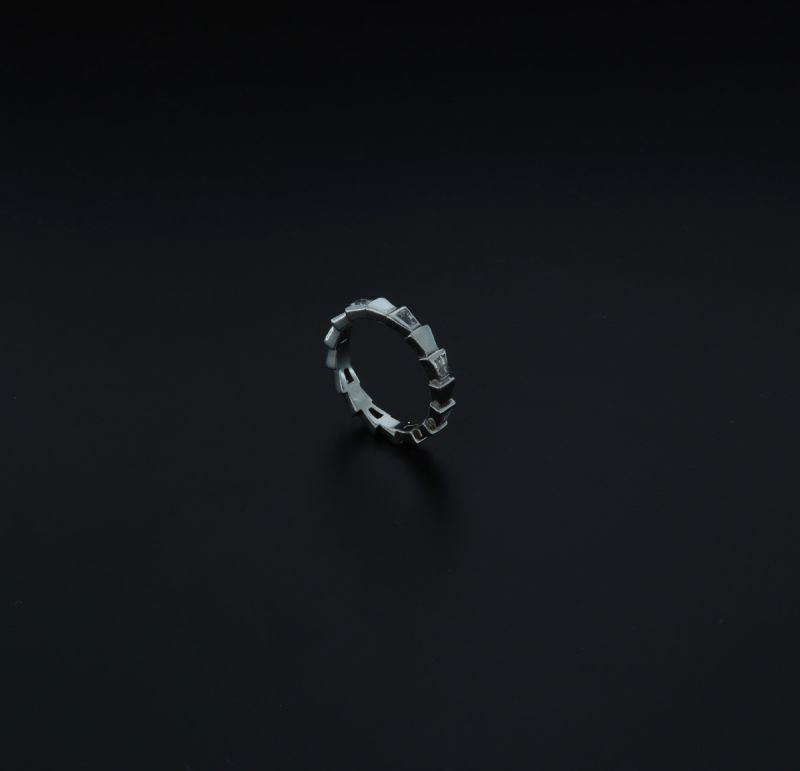 Anello con zirconi