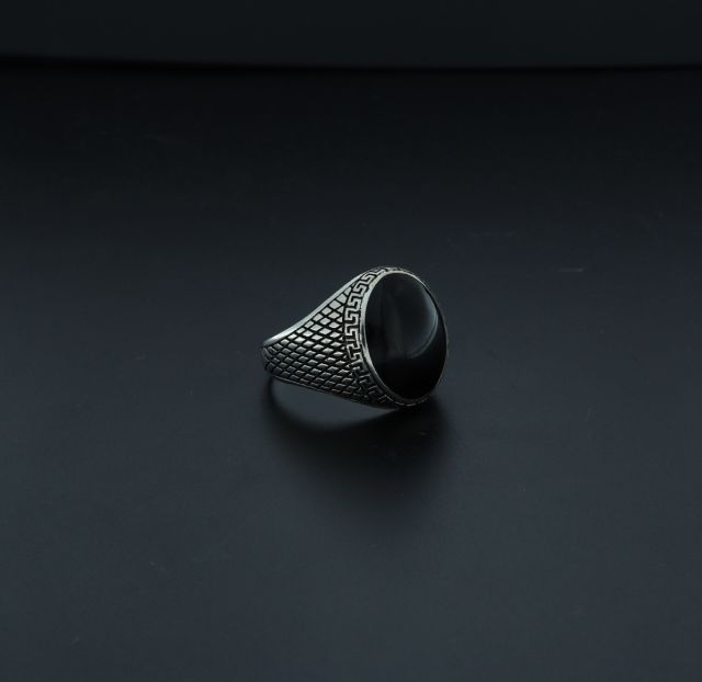 Anello in argento con pietra nera ovale