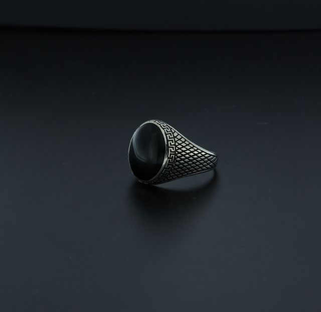 Anello in argento con pietra nera ovale