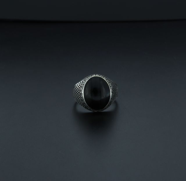 Anello in argento con pietra nera ovale