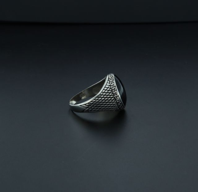 Anello in argento con pietra nera ovale