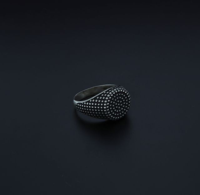 Anello tondo in argento puntinato