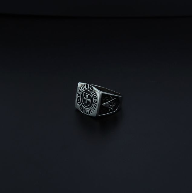 Anello con croce e simboli massonici in argento 925‰
