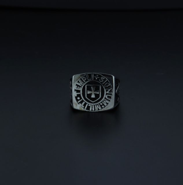 Anello con croce e simboli massonici in argento 925‰
