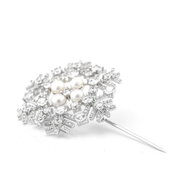 Spilla in argento a forma di fiocco di neve con zirconi e perle