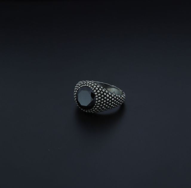 Anello con onice sfaccettato