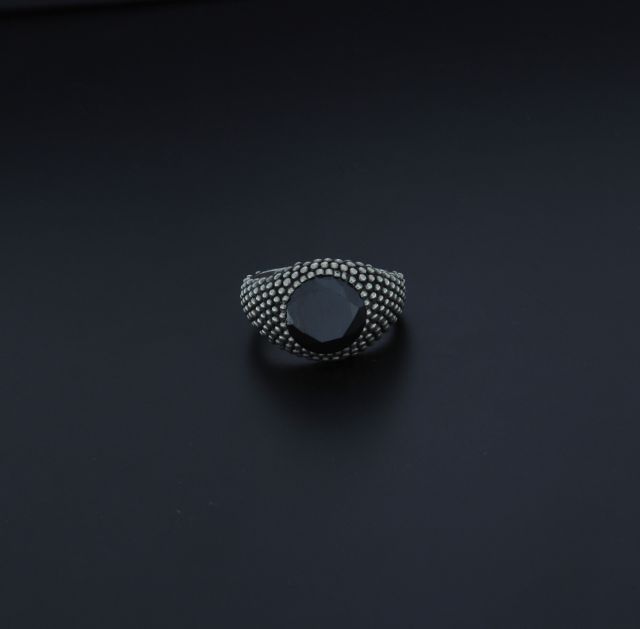 Anello con onice sfaccettato