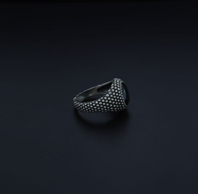 Anello con onice sfaccettato