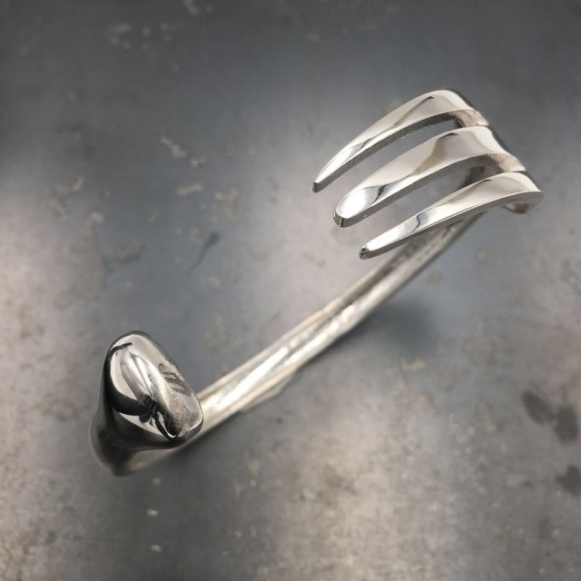Bracciale a forchetta ripiegata regolabile di misura