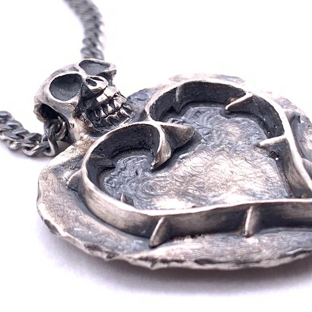 Collana con teschio e cuore 