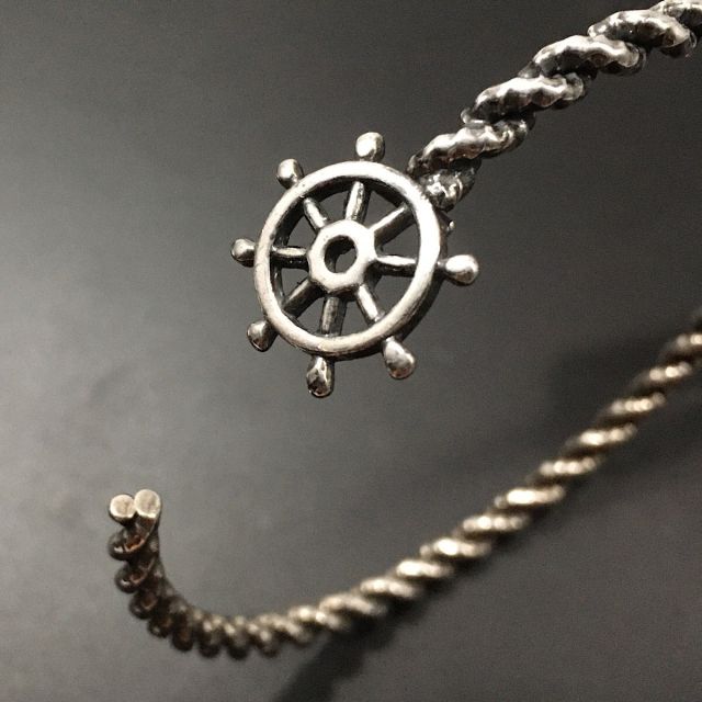 Bracciale rigido in argento a torchon con timone
