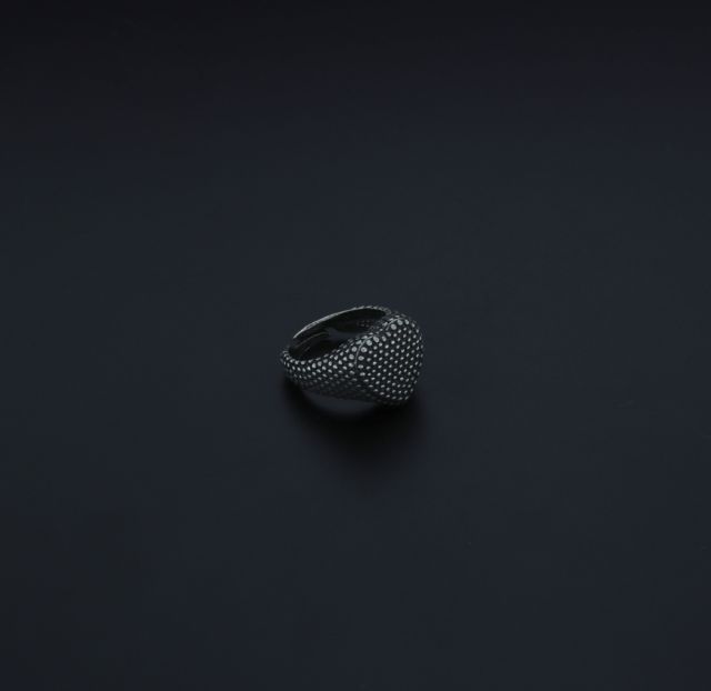 Anello cuore in argento puntinato brunito