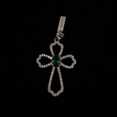 Ciondolo in argento a forma di croce con pietra verde e zirconi