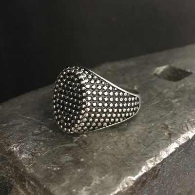Anello in argento ovale in argento puntinato