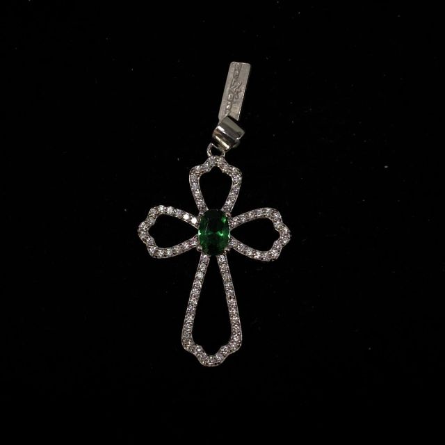 Ciondolo in argento a forma di croce con pietra verde e zirconi