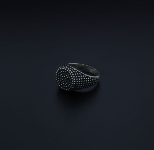 Anello tondo in argento puntinato