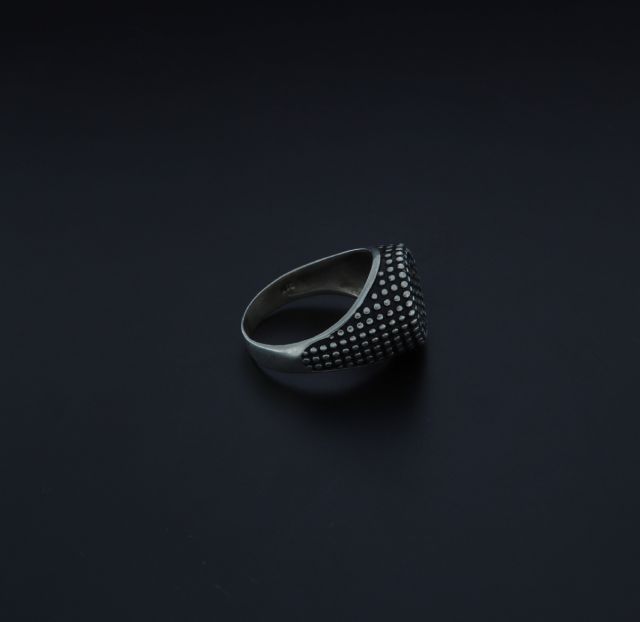 Anello tondo in argento puntinato