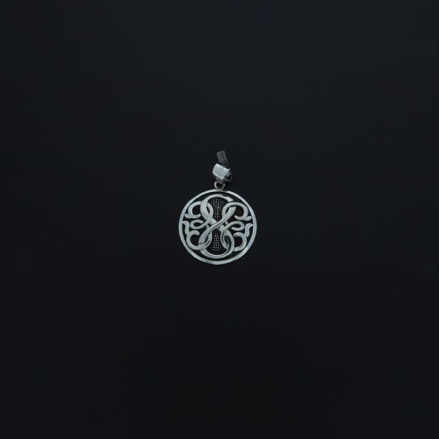 Ciondolo tondo in argento con tribale