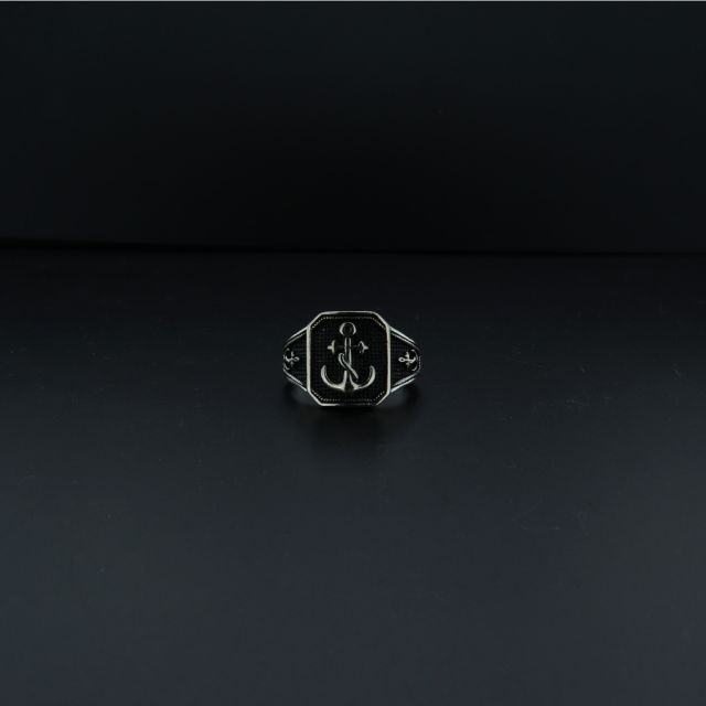 Anello in argento con ancora