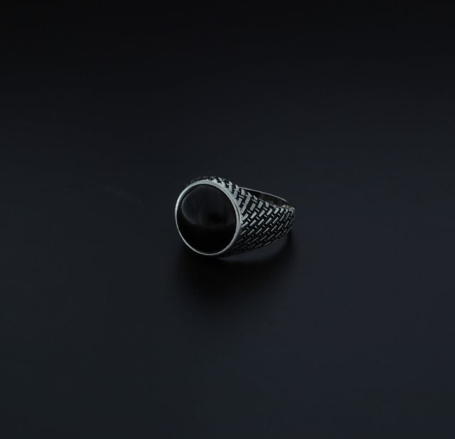 Anello con onice cabochon