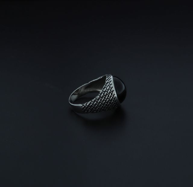 Anello con onice cabochon