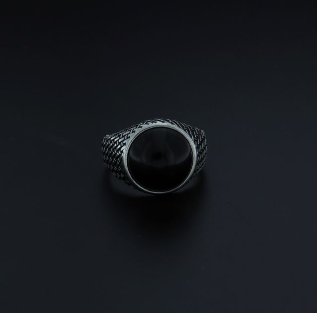 Anello con onice cabochon