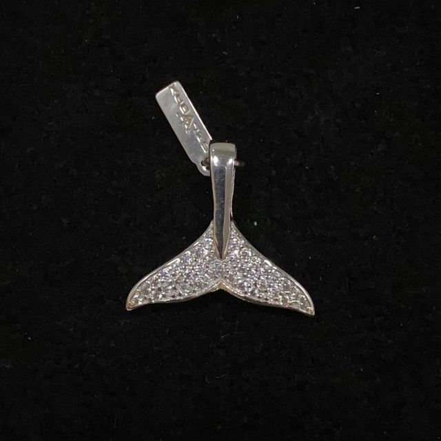Ciondolo in argento a forma di coda di balena con zirconi