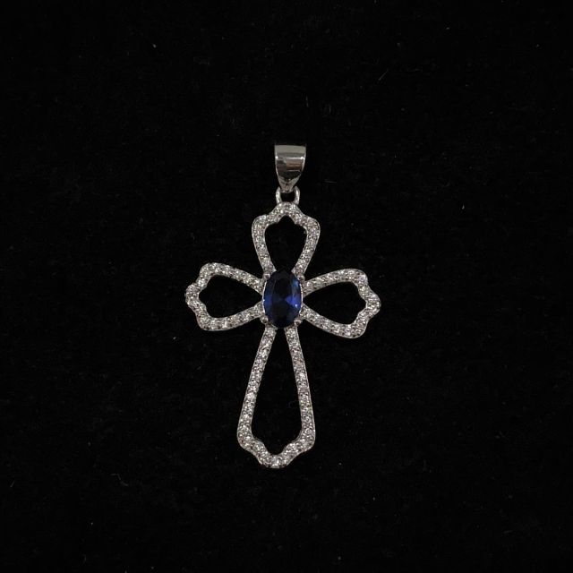 Ciondolo in argento a forma di croce con pietra blu e zirconi