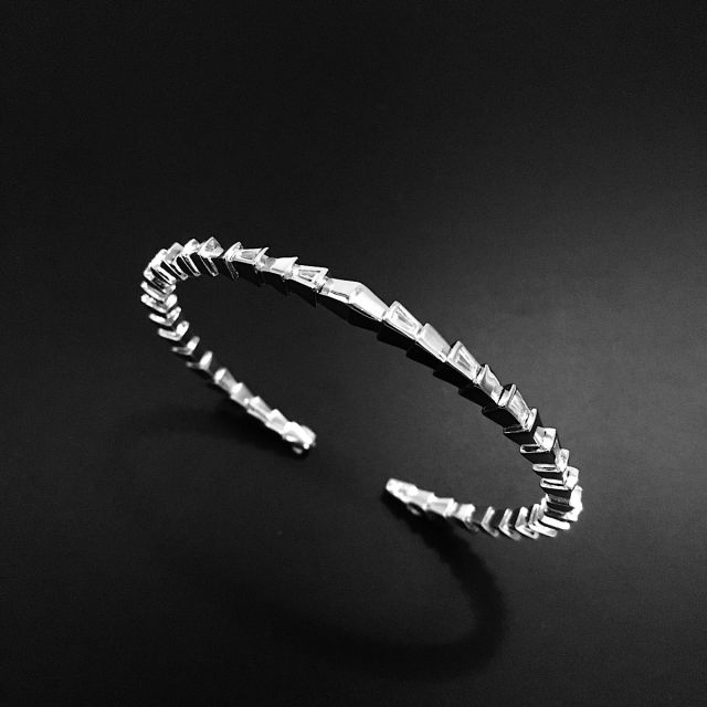 Bracciale semi rigido in argento 925‰ con zirconi 