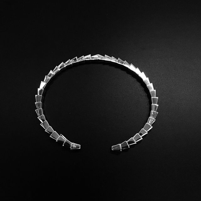 Bracciale semi rigido in argento 925‰ con zirconi 