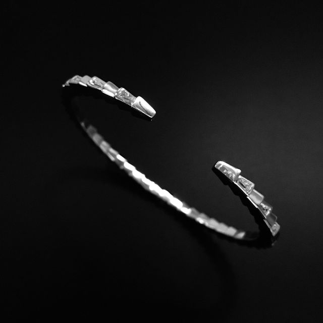 Bracciale semi rigido in argento 925‰ con zirconi 