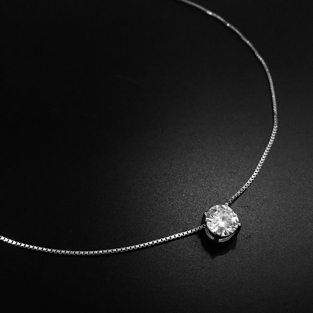 Punto luce a 4 griff montato su catenina in argento