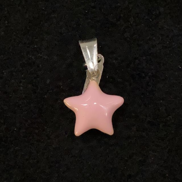 Ciondolo smaltato di rosa a forma di stella