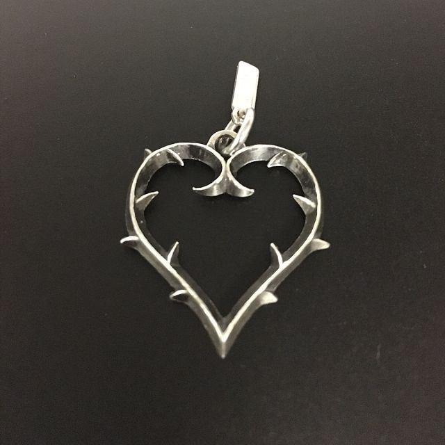 Ciondolo in argento a forma di cuore con spine