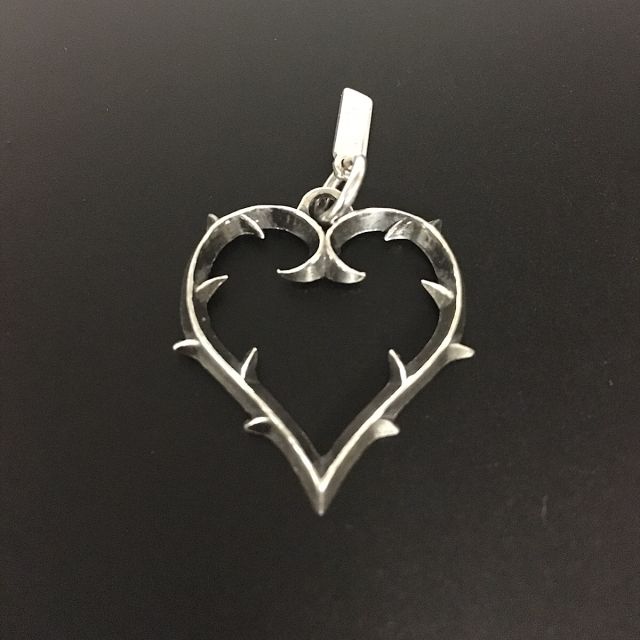 Ciondolo in argento a forma di cuore con spine