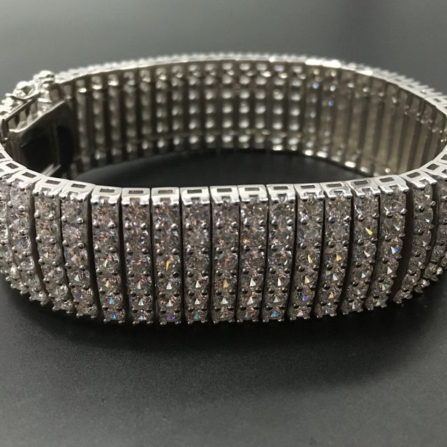 Bracciale in argento 925‰ finitura rodio con pavè