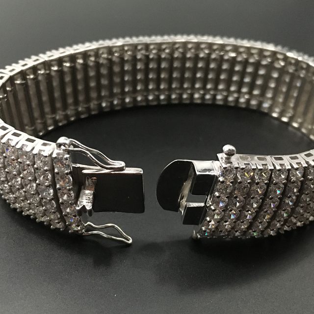 Bracciale in argento 925‰ finitura rodio con pavè