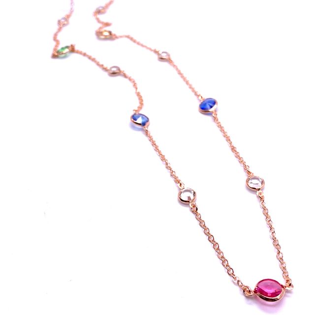 Collana con pietre di colore