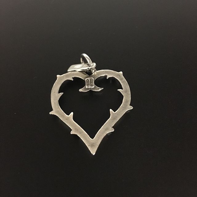 Ciondolo in argento a forma di cuore con spine