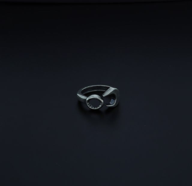 Anello regolabile in argento a forma di chiave inglese