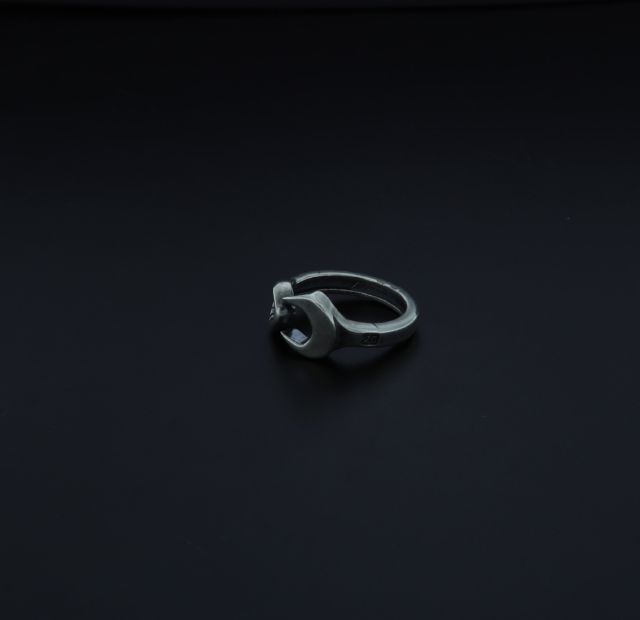 Anello regolabile in argento a forma di chiave inglese