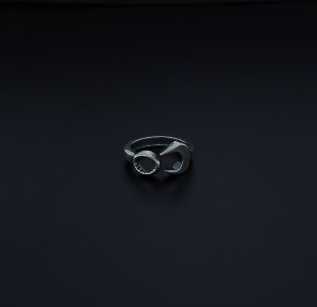 Anello regolabile in argento a forma di chiave inglese