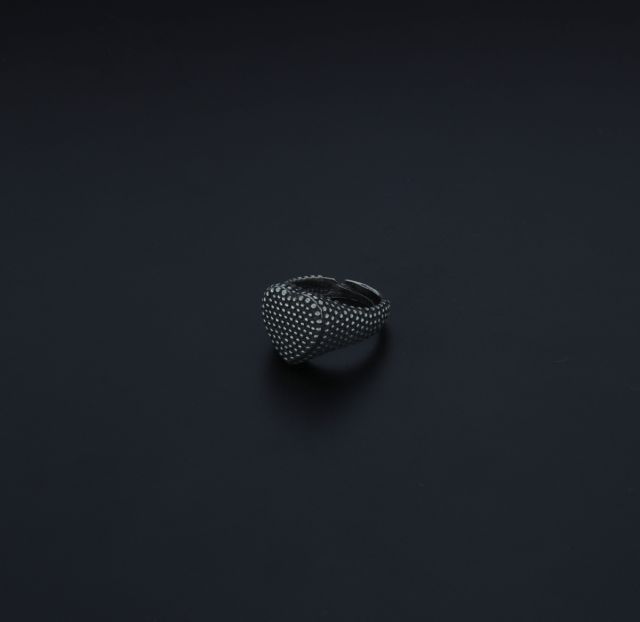 Anello cuore in argento puntinato brunito