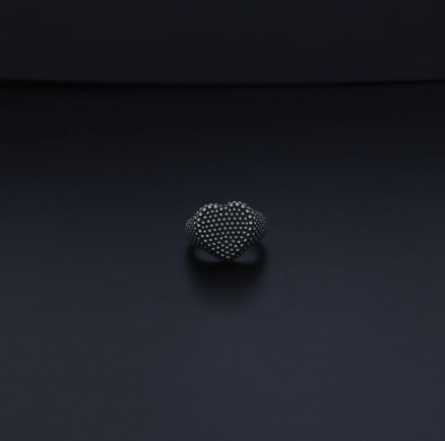 Anello cuore in argento puntinato brunito