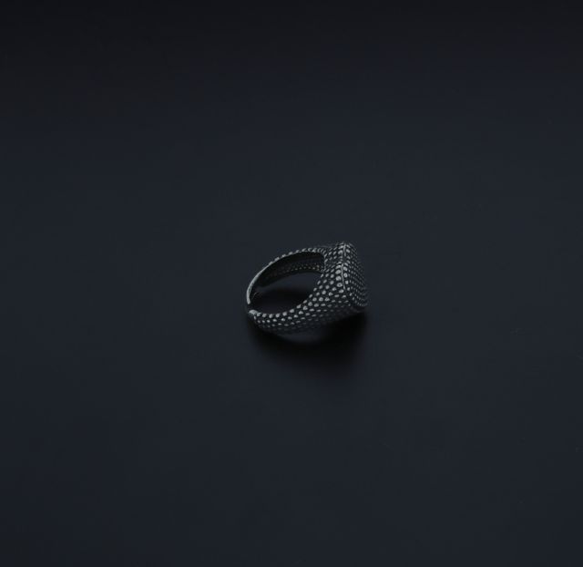 Anello cuore in argento puntinato brunito